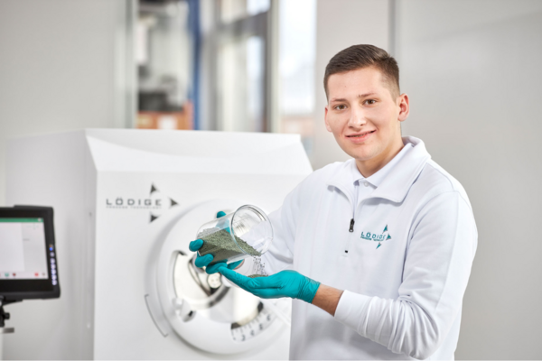 Eine Person vor einer Maschine von Lödige für die Pharamindustrie.